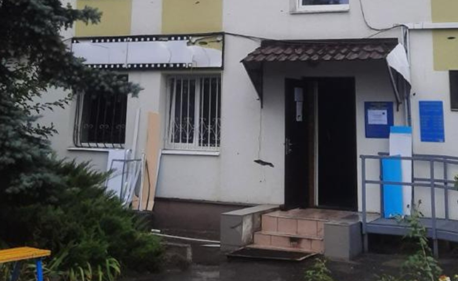 Внаслідок обстрілу Харківщини в Ізюмі пошкоджено будівлю податкової та поранено працівницю